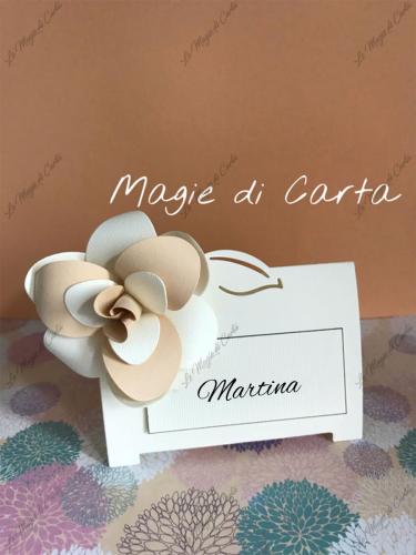 Segnaposto matrimonio con fiori e decorazioni in carta